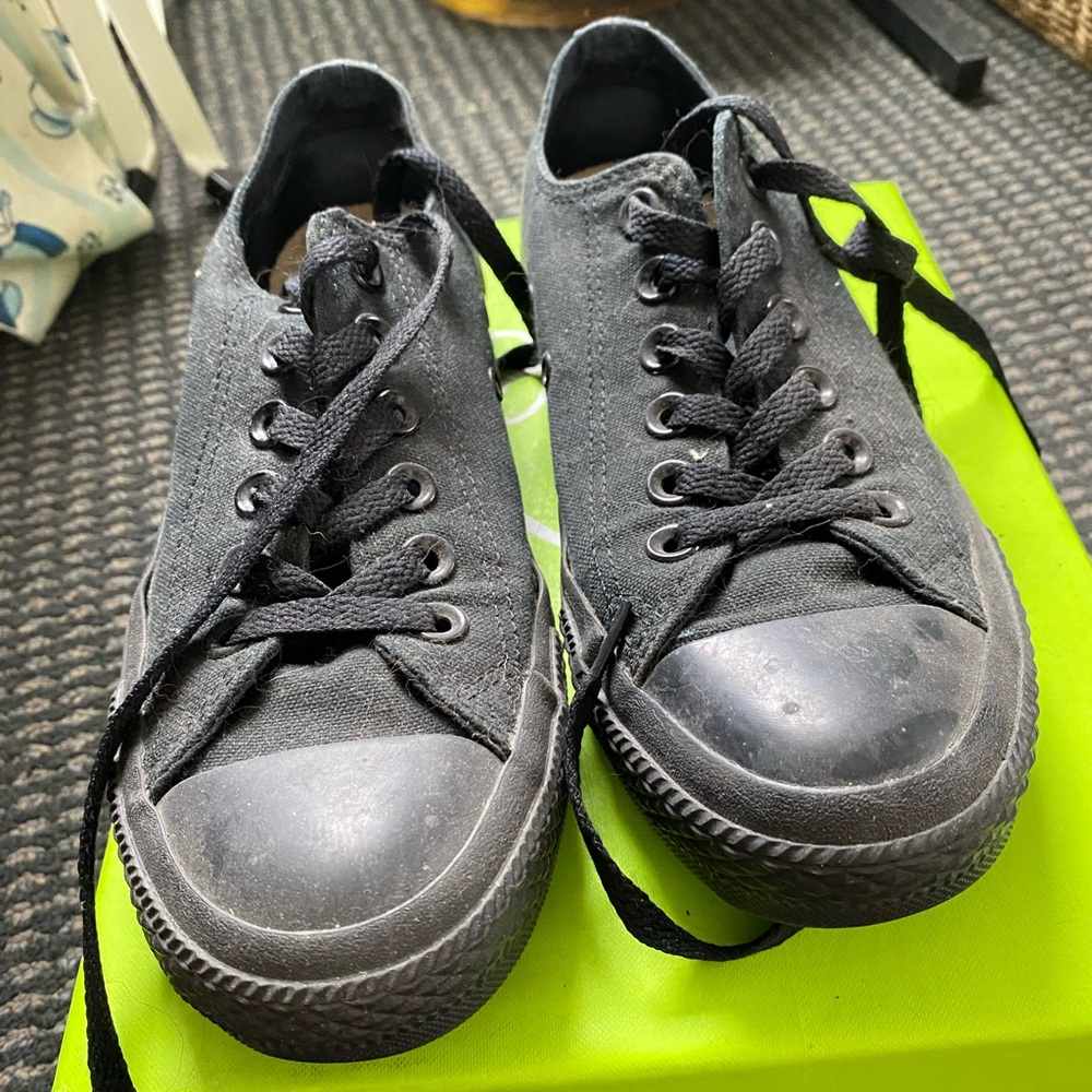 Black low top women’s converse size 7